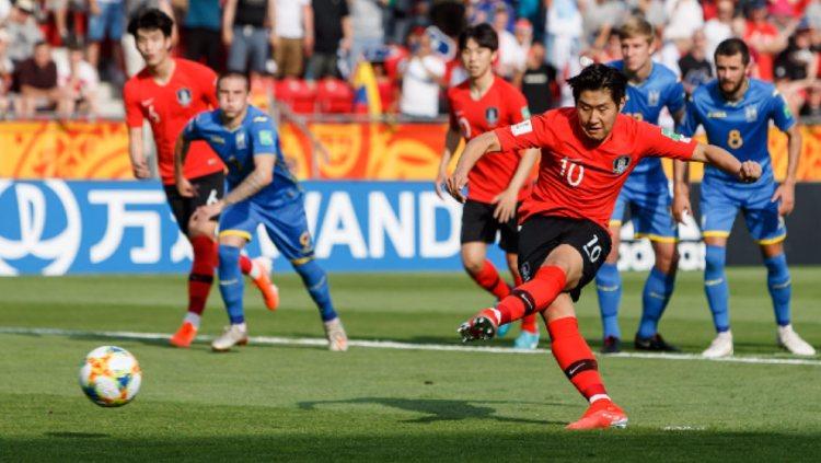 Lee Kang-in saat mengeksekusi tendangan penalti yang menjadi gol Korea Selatan di pertandingan final Piala Dunia U-20 2019