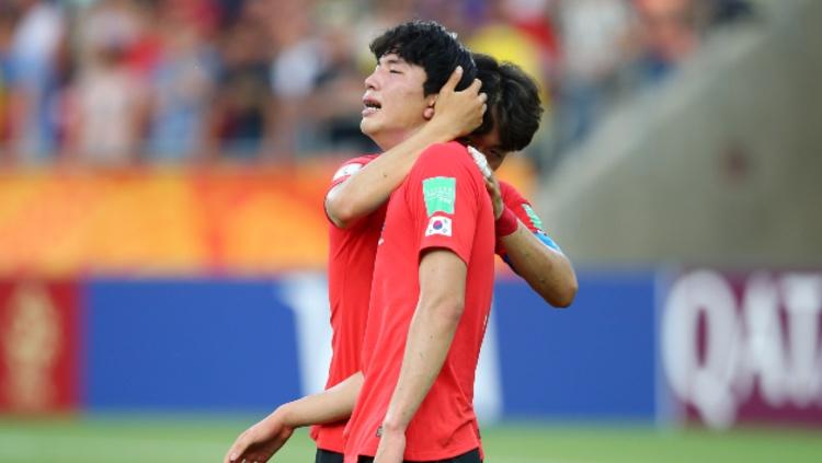 Dua pemain Korea Selatan U-20 tampak saling menguatkan usai gagal juara Piala Dunia U-20 2019. (Foto: Alex Livesey - FIFA/FIFA via Getty Images)