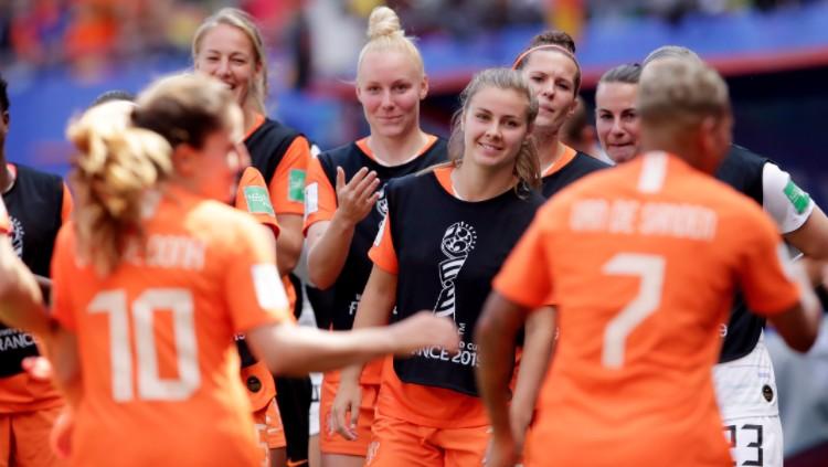 Para pemain Timnas Wanita Belanda merayakan keberhasilan lolos ke babak 16 besar Piala Dunia Wanita 2019. (Foto: Eric Verhoeven/Soccrates/Getty Images)