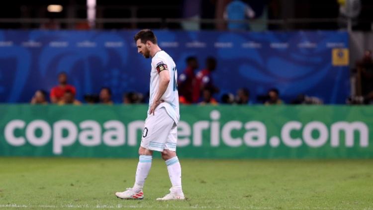 Lionel Messi tertunduk lesu dalam pertandingan Copa America 2019 antara Argentina vs Kolombia. (Foto: Bruna Prado/Getty Images) Copyright: Bruna Prado/Getty Images