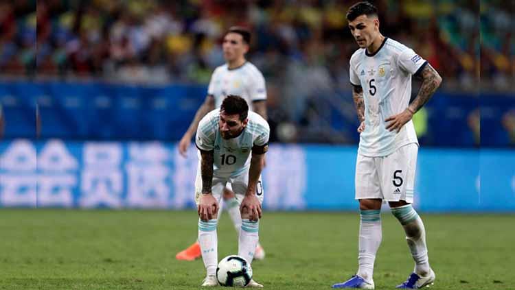 Lionel Messi tertunduk lesu dalam pertandingan Copa America 2019 antara Argentina vs Kolombia. Foto: Gustavo Ortiz/Jam Media/Getty Images