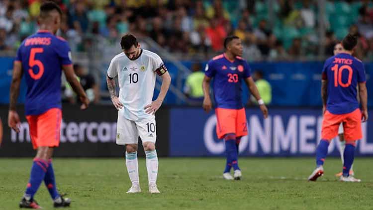 Lionel Messi tertunduk setelah timnya mengalami kekalahan atas Kolombia, Minggu (16/06/2019). Foto: Jam Media/Getty Images