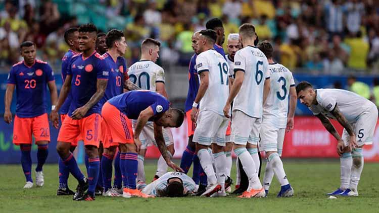 Pelanggaran dialami Lionel Messi atas pemain Kolombia dalam pertandingan Copa America 2019 antara Argentina vs Kolombia. Foto: Gustavo Ortiz/Jam Media/Getty Images