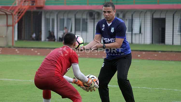 Pelatih kiper PSMS Medan, Sahari Gultom, bertugas di timnas Indonesia U-19. Foto: Ronald Seger Prabowo/INDOSPORT