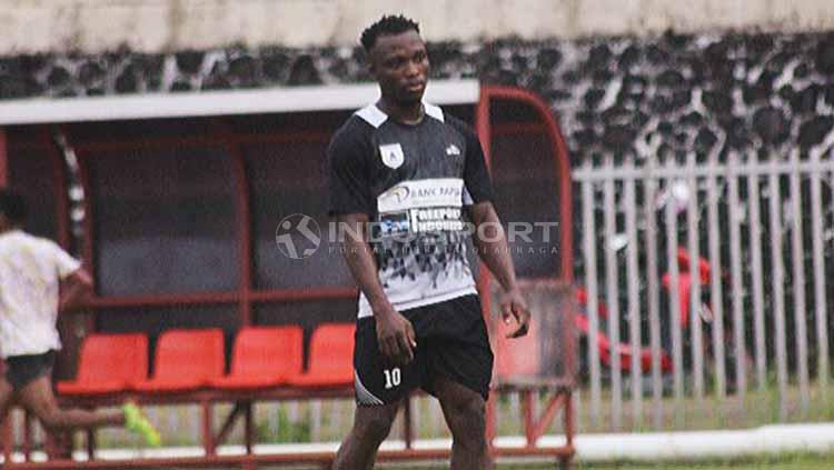 Gelandang Sierra Leone yang memperkuat Persipura Jayapura, Ibrahim Conteh. Foto: Sudjarwo/INDOSPORT