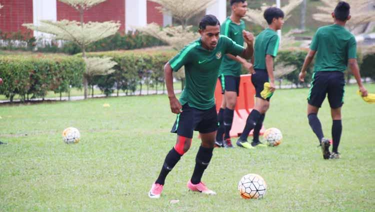 Pemain timnas Indonesia U-19, Hamsa Medari Lestaluhu, berlatih bareng rekan setim. Foto: Dokumen Pribadi