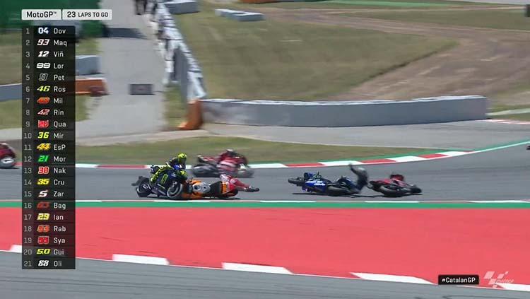 Kecelakaan di tikungan 10 pada MotoGP Catalunya, Minggu (16/06/2019).