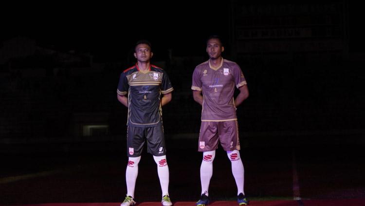 Jersey kiper (kiri) dan jersey ketiga (kanan) Persis Solo di musim 2019 ini Copyright: Media Persis Solo