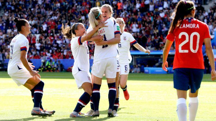 Para pemain timnas wanita Amerika Serikat merayakan kelolosan mereka ke babak 16 besar Piala Dunia Wanita 2019, Minggu (16/06/19) malam WIB. - INDOSPORT