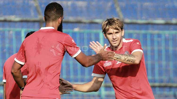 Selebrasi gol Pavel Smolyachenko.