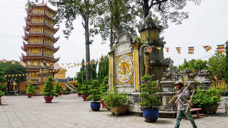 Halaman depan di Hoi Khanh Temple Vietnam. Copyright: ivivu.com