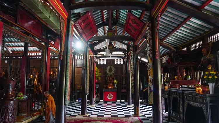Tampak dalam di Hoi Khanh Temple Vietnam. Copyright: ivivu.com