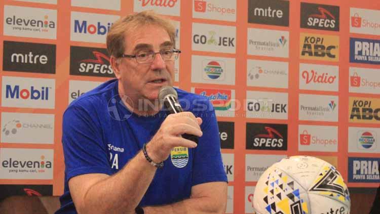 Pelatih Persib Bandung, Robert Rene Alberts saat konferensi pers menjelang laga kontra PS Tira Persikabo di Graha Persib, Jalan Sulanjana, Kota Bandung, Senin (17/06/2019).