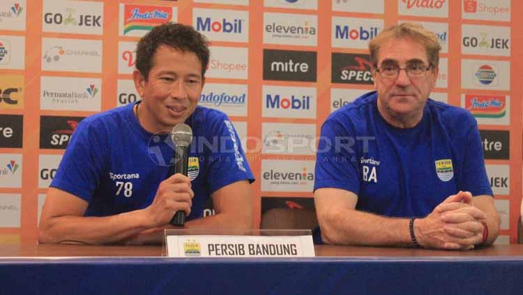 Penjaga gawang Persib Bandung, I Made Wirawan (kiri) ditemani Robert Rene Alberts saat konferensi pers menjelang laga kontra PS Tira Persikabo di Graha Persib, Jalan Sulanjana, Kota Bandung, Senin (17/06/2019). Copyright: Arif Rahman/INDOSPORT