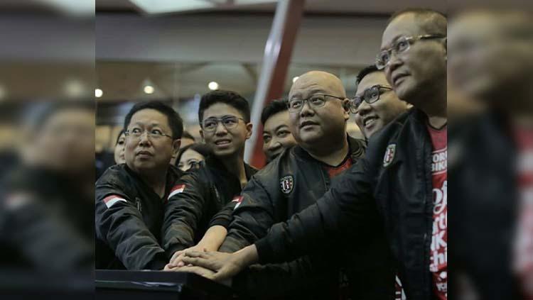 PT Bali Bintang Sejahtera Tbk (BOLA) pemilik klub sepakbola Bali United telah resmi mencatatkan sahamnya di papan perdagangan bursa saham. Copyright: baliunitedfc