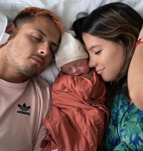 Foto manis Chicharito dan Sarah Kohan setelah dikaruniai seorang bayi laki-laki yang diberi nama Noah. Copyright: Instagram @sarahkohan