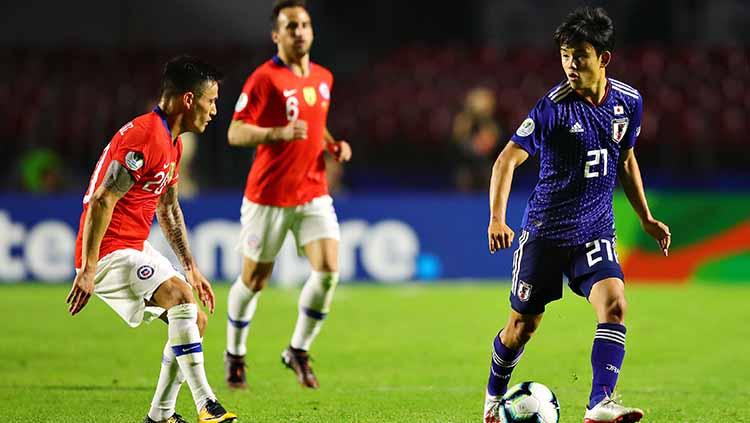 Takefusa Kubo (kanan) menunjukkan skill memukau saat sesi latihan Real Madrid. Chris Brunskill/Fantasista/Getty Images.