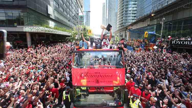 Parade perayaan gelar juara NBA 2019 yang digelar Toronto Raptors dan dihadiri jutaan pendukungnya. - INDOSPORT