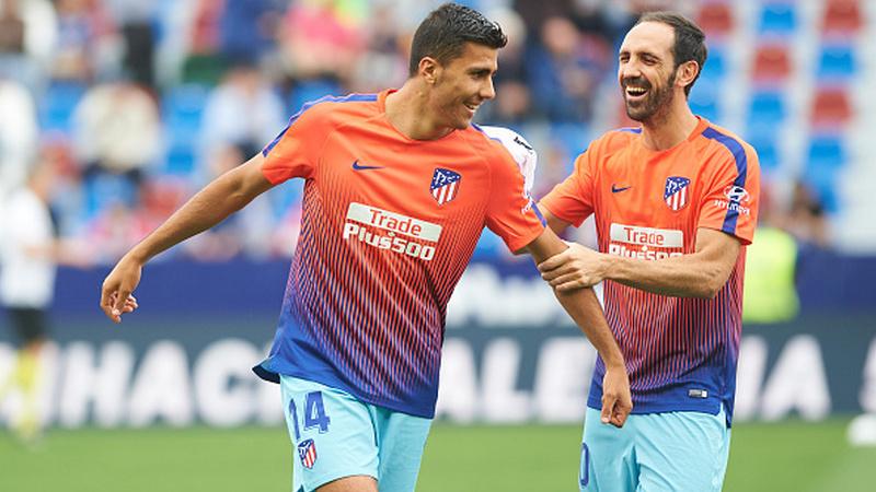 Rodrigo (kiri) bersama dengan Diego Godin saat latihan di skuat Atletico Madrid