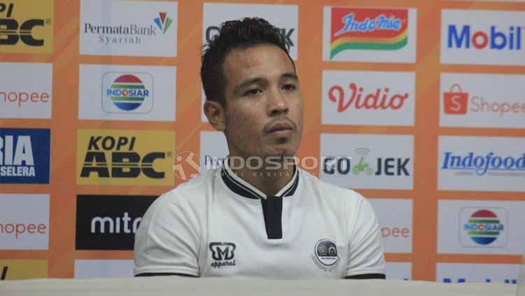 Pemain PS Tira Persikabo, Guntur Triaji setelah pertandingan menghadapi Persib Bandung. Foto: Arif Rahman/INDOSPORT