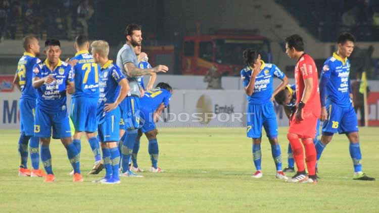 Para pemain Persib Bandung usai bertanding, Selasa (18/06/2019). Foto: Arif Rahman/INDOSPORT