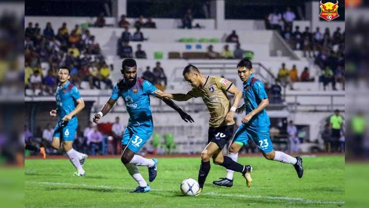 Pemain Sukhothai FC Yanto Basna (tengah). Copyright: STFC2009/Facebook