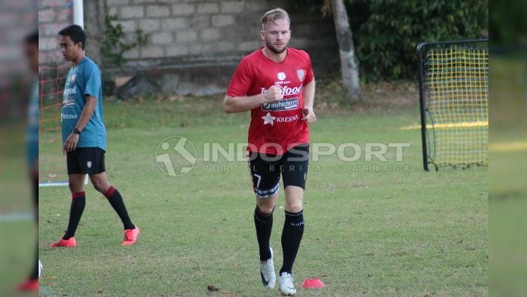Melvin Platje saat menjalani latihan terpisah di Lapangan Trisakti, Legian, Kuta, Badung, Selasa (18/6/19). Foto: Nofik Lukman Hakim/INDOSPORT