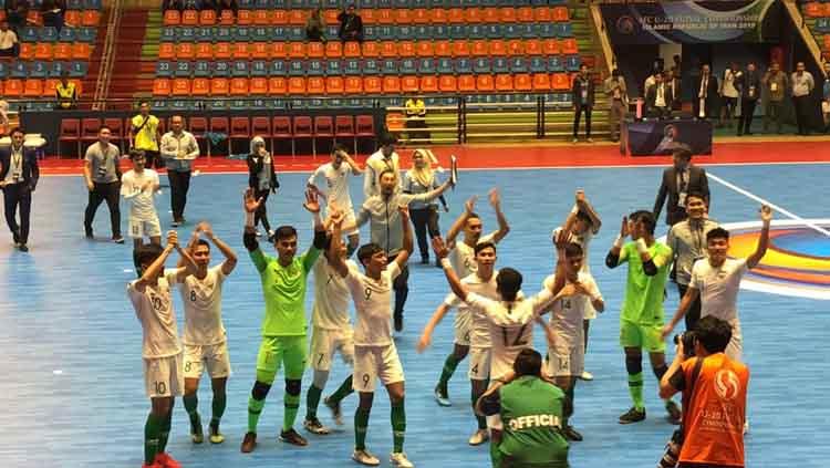 Timnas Futsal Indonesia U-20 merayakan kemenangan di Piala AFC Futsal U-20 2019, Selasa (18/06/19). Copyright: Twitter/@kbri_tehran