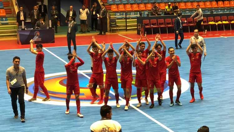 Timnas Futsal Indonesia U-20 merayakan kemenangan di Piala AFC Futsal U-20 2019, Minggu (16/06/19). Copyright: Twitter/@kbri_tehran