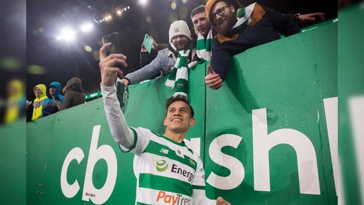 Pemain Lechia Gdansk Egy Maulana Vikri berswafoto dengan suporter.