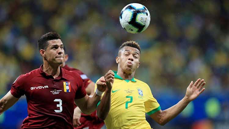 David Neres (Brasil) duel dengan Yordan Osorio dalam laga Copa America 2019 fase grup di Arena Fonte Nova, Rabu (19/06/19).
