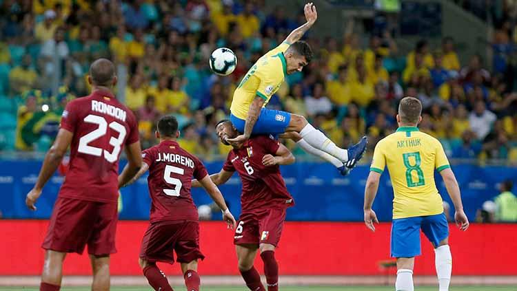 Roberto Firmino tengah merebut bola dari Yangel Herrera dalam laga Copa America 2019 fase grup di Arena Fonte Nova, Rabu (19/06/19).