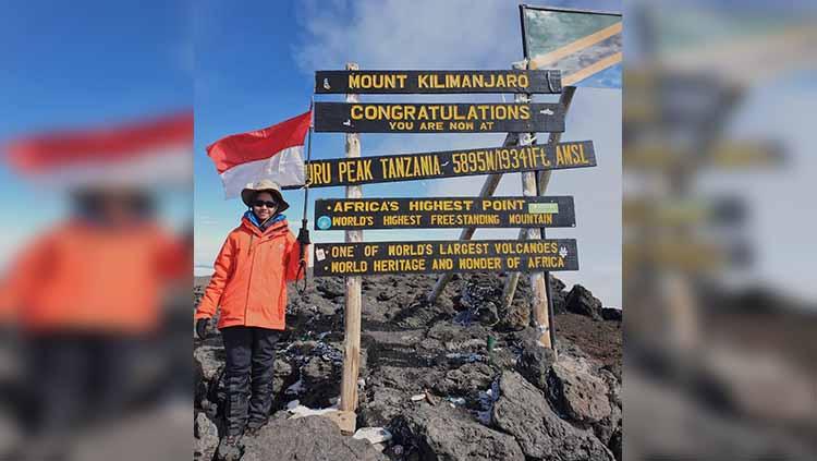 Khansa Syahlaa 13 tahun pendaki perempuan cilik asal Cibubur yang berhasil mendaki Gunung Kilimanjaro. - INDOSPORT