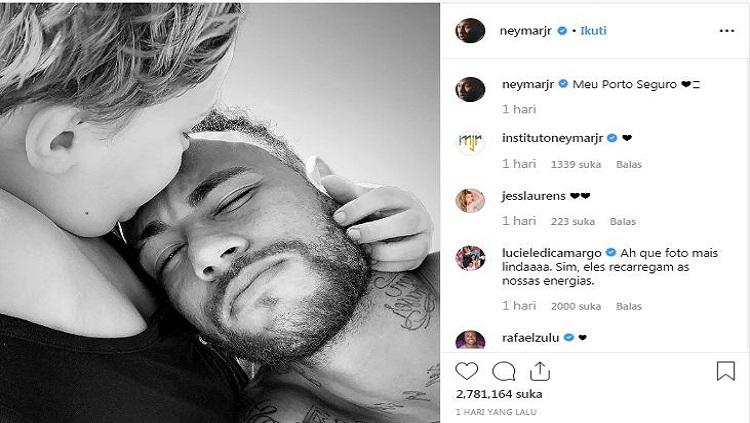 Neymar bersandar di bahu anaknya Copyright: instagram @neymarjr