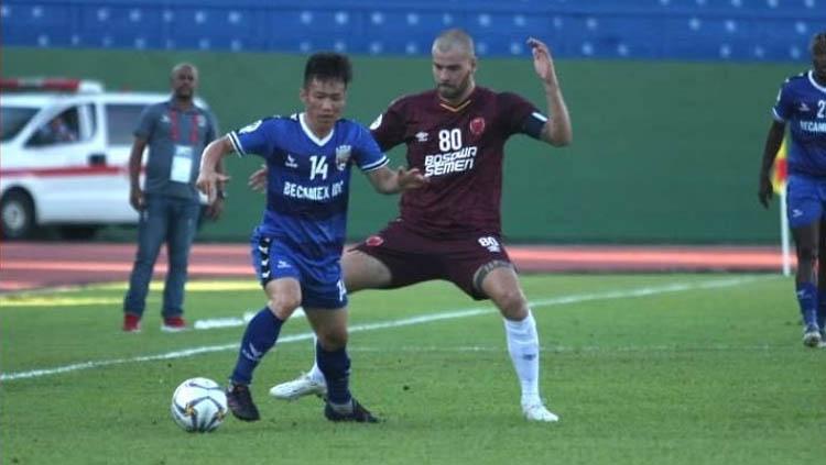 Kapten PSM Makassar Wiljan Pluim menghadang pemain Becamex Binh Duong di Piala AFC 2019, Rabu (19/06/19). - INDOSPORT