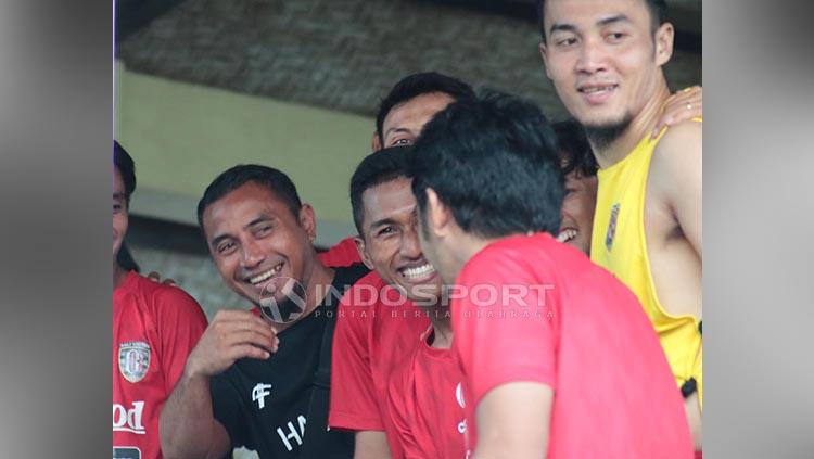 Rayhan Utina mengaku sangat senang bisa bertemu dengan eks Arema FC yang kini memperkuat Mitra Kukar, Arif Suyono.  Anak dari Firman Utina yang baru saja resmi bergabung ke akademi Persija Jakarta ini kemudian mengungkap rasa syukurnya. - INDOSPORT