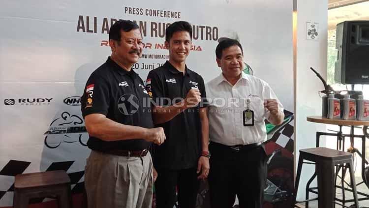 Pembalap muda Indonesia, Ali Adrian (tengah). Foto: Shintya Anya Maharani/INDOSPORT