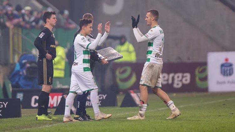 Pemain Lechia Gdansk Egy Maulana Vikri tampil dari bangku cadangan.
