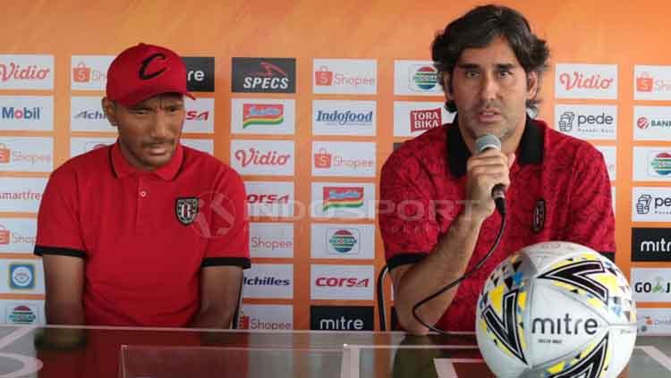 Pelatih Bali United, Stefano Cugurra Teco (kanan) didampingi pemain, Leonard Tupamahu (kiri) dalam jumpa pers di Bali United Cafe, Gianyar, Jumat (21/6/2019). Foto : Nofik Lukman Hakim