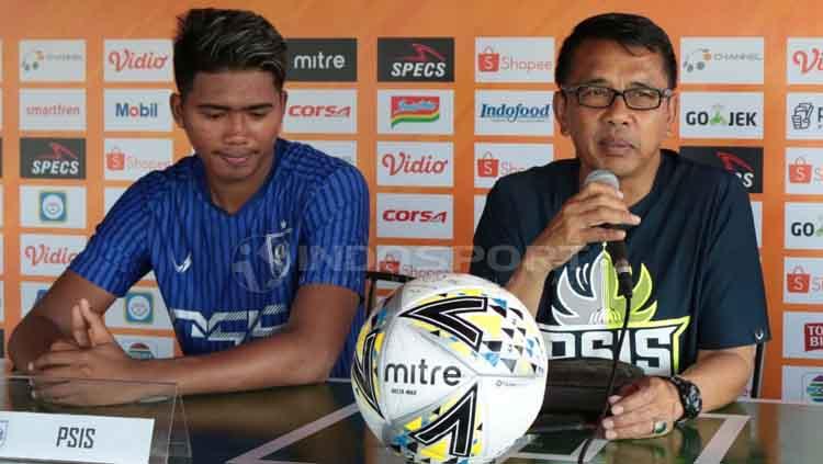 Pelatih PSIS Semarang, Jafri Sastra (kanan) didampingi pemain, Rio Saputra (kiri) dalam jumpa pers di Bali United Cafe, Gianyar, Jumat (21/6/2019). Foto : Nofik Lukman Hakim Copyright: Nofik Lukman Hakim/INDOSPORT