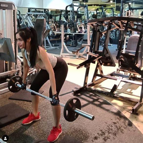 Kartika Berliana saat melakukan latihan angkat berat. Copyright: Instagram/Kartika Berliana