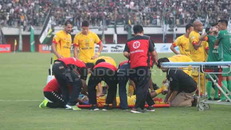 Indra Kahfi mendapat bantuan dari tim medis. Copyright: Ronald Seger Prabowo/INDOSPORT