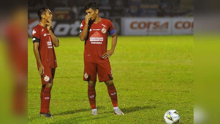 Para pemain Semen Padang tampak tertunduk lesu setelah Badak Lampung FC berhasil menambah gol. - INDOSPORT
