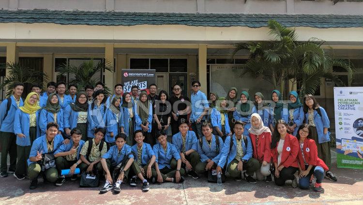 Siswa-siswi SMK Cyber Media usai acara pelatihan pembuatan content creative bersama UMB dan INDOSPORT