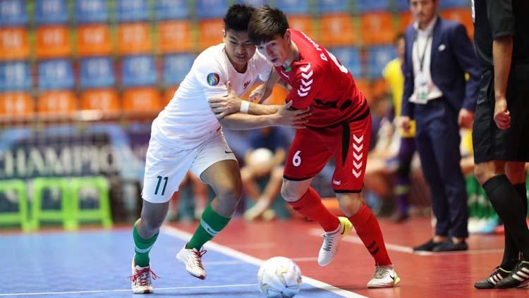 Perebutan bola pada laga Timnas Futsal Afghanistan U-20 vs Timnas Futsal Indonesia U-20 di Piala AFC Futsal U-20 2019, Kamis (20/06/19) - INDOSPORT
