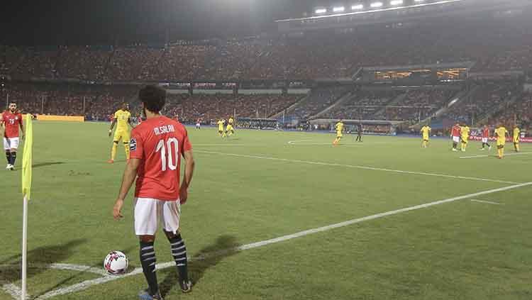 Mohamed Salah tengah akan mengeksekusi tendangan sudut melawan Zimbabwe di laga pembuka Piala Afrika di Cairo International Stadium, Sabtu (22/06/19).