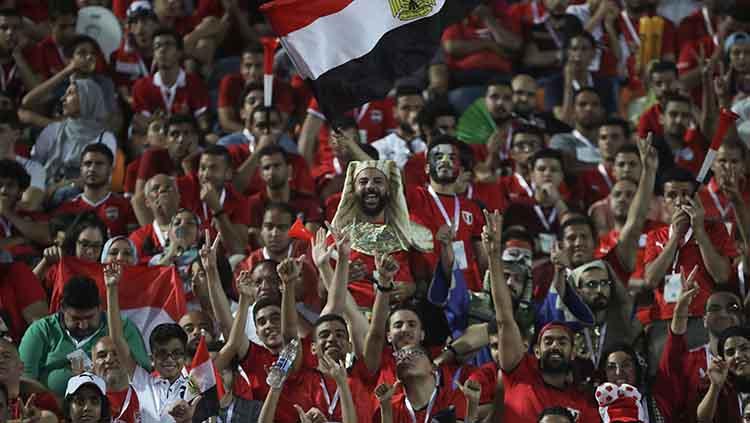 Suporter Timnas Mesir antusias dengan gol Trezeguet di Cairo International Stadium, Sabtu (22/06/19).