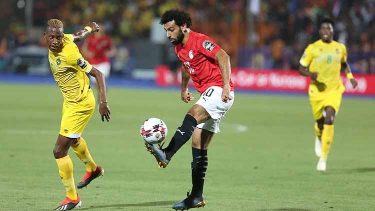 Mohamed Salah mengangkat bola untuk memberikan umpan di Cairo International Stadium, Sabtu (22/06/19).