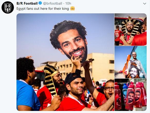 Para suporter Timnas Mesir memperlakukan Mohamed Salah bak raja saat Piala Afrika 2019. Foto: Twitter @brfootball Copyright: Twitter @brfootball