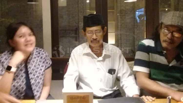 Manajer Elite Pro Academy PSS Sleman, Johannes Sugianto (paling kanan). Dikeroyok oknum suporter sendiri bberapa saat stelah laga pss lawan bhayangkara fc. Copyright: Ronald Seger Prabowo/INDOSPORT